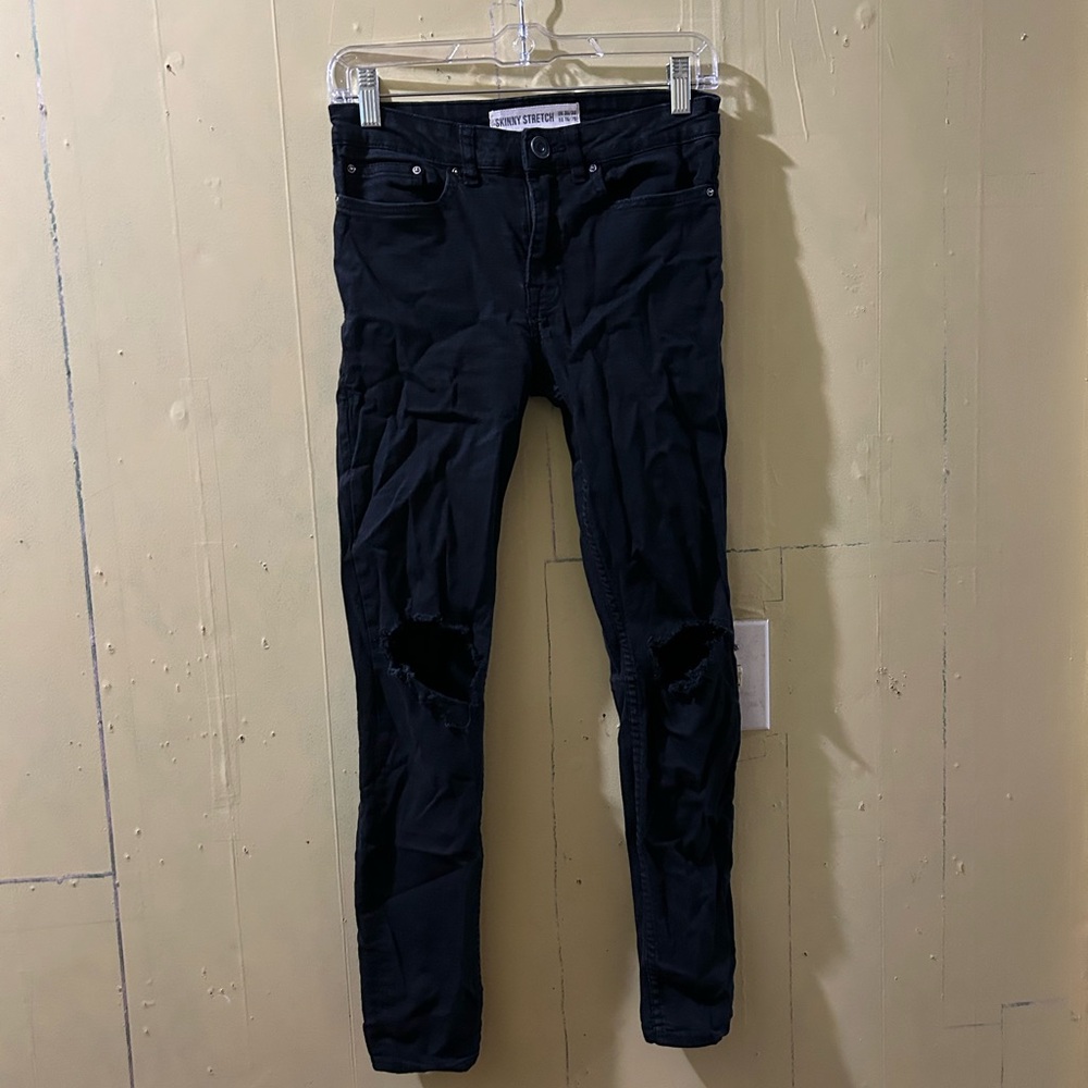 Skinny Jeans With Knee Rips